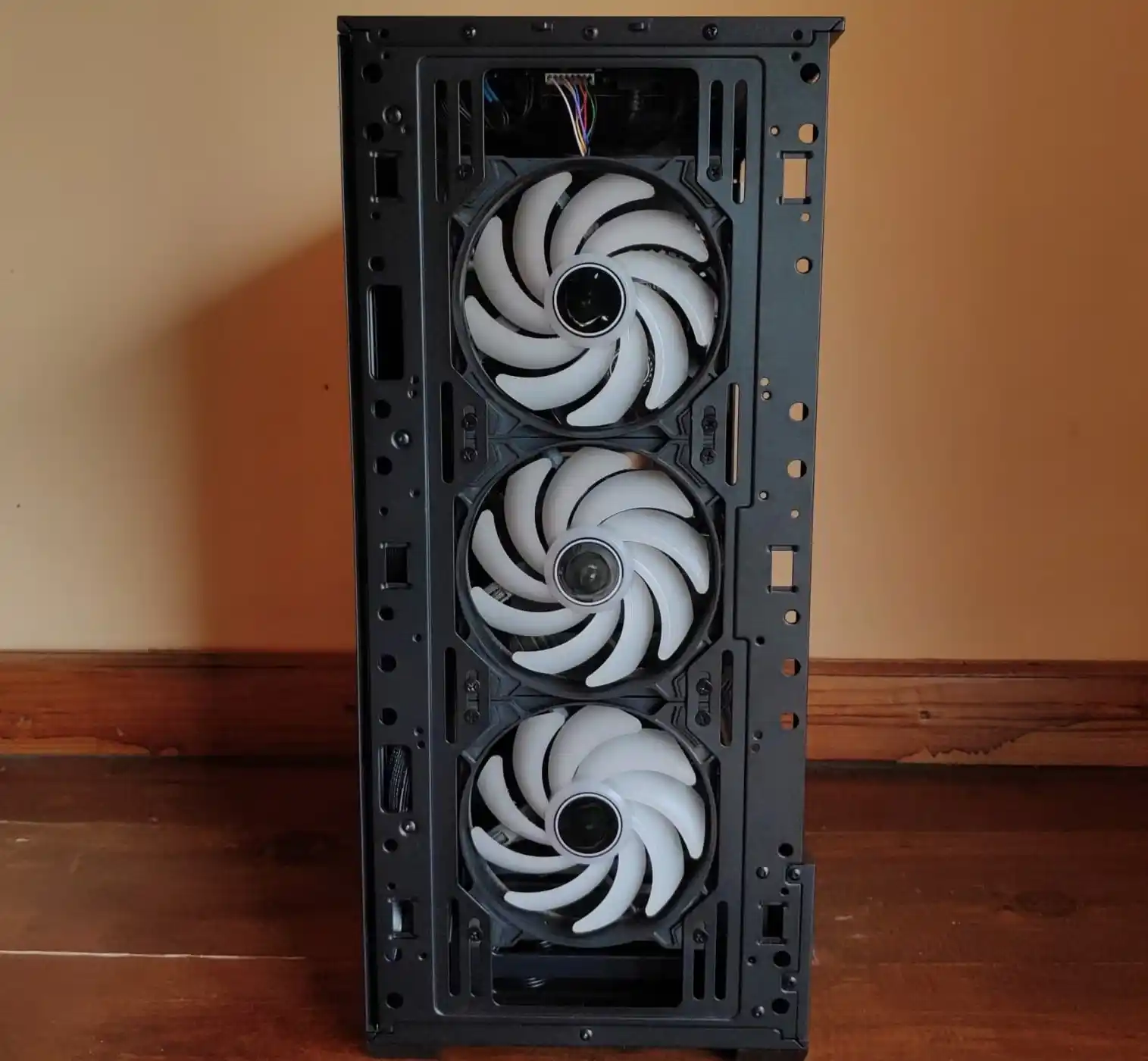 Воздушный поток малой формы, балансирующий между тишиной и охлаждением 4