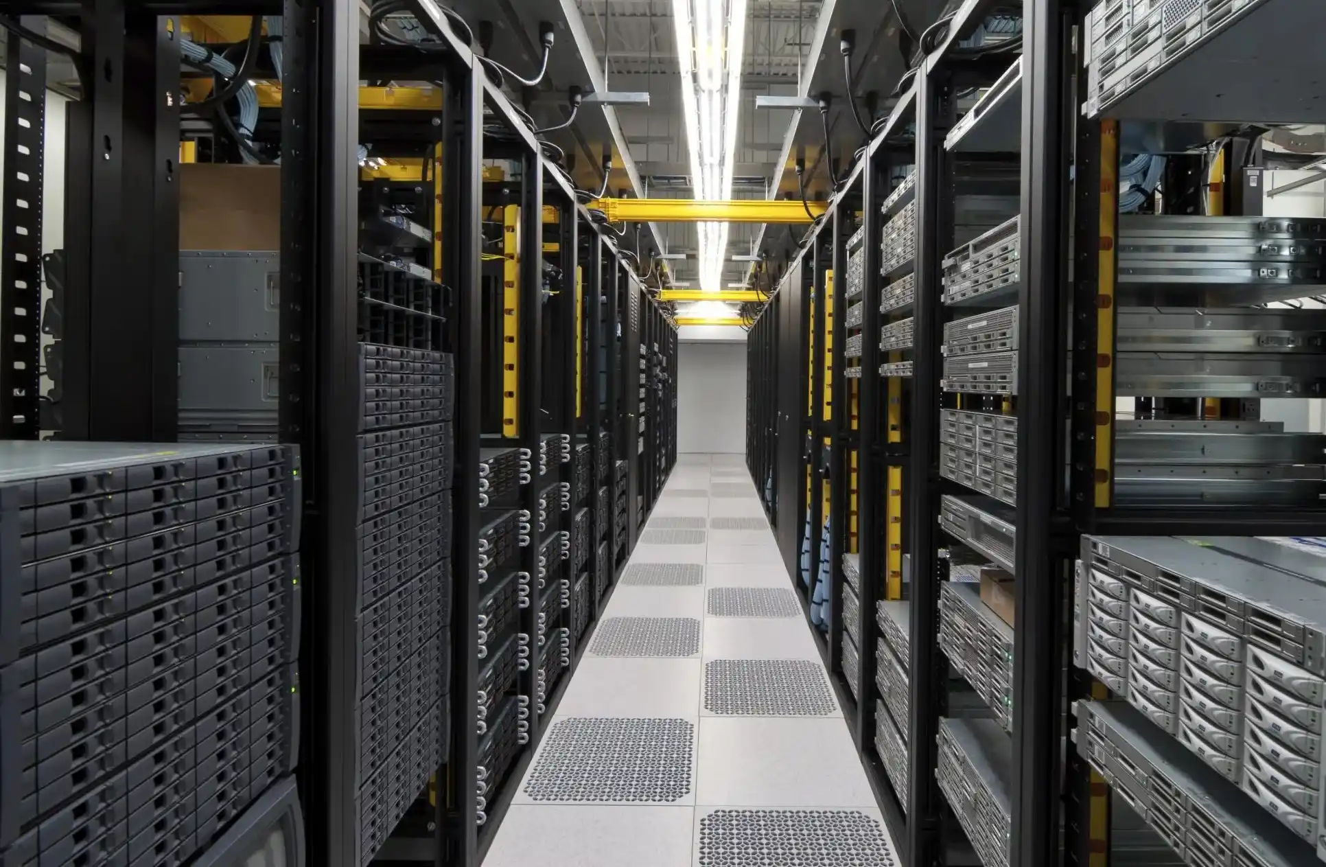 Entwurf eines Hochleistungs-Rechenzentrums Server Cases You Need 4