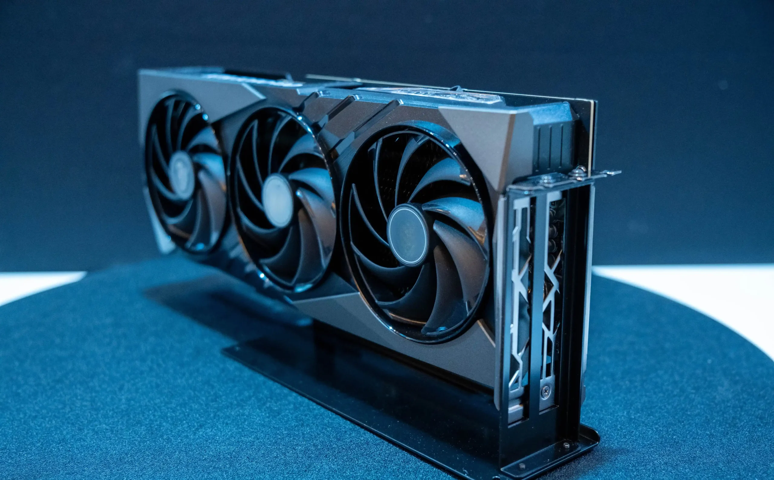 إطلاق العنان للإمكانات الكاملة للذكاء الاصطناعي لماذا تُعد حالات الخوادم المحسّنة لوحدة معالجة الرسومات حاسمة لخوارزميات التعلم الآلي 2 2 2