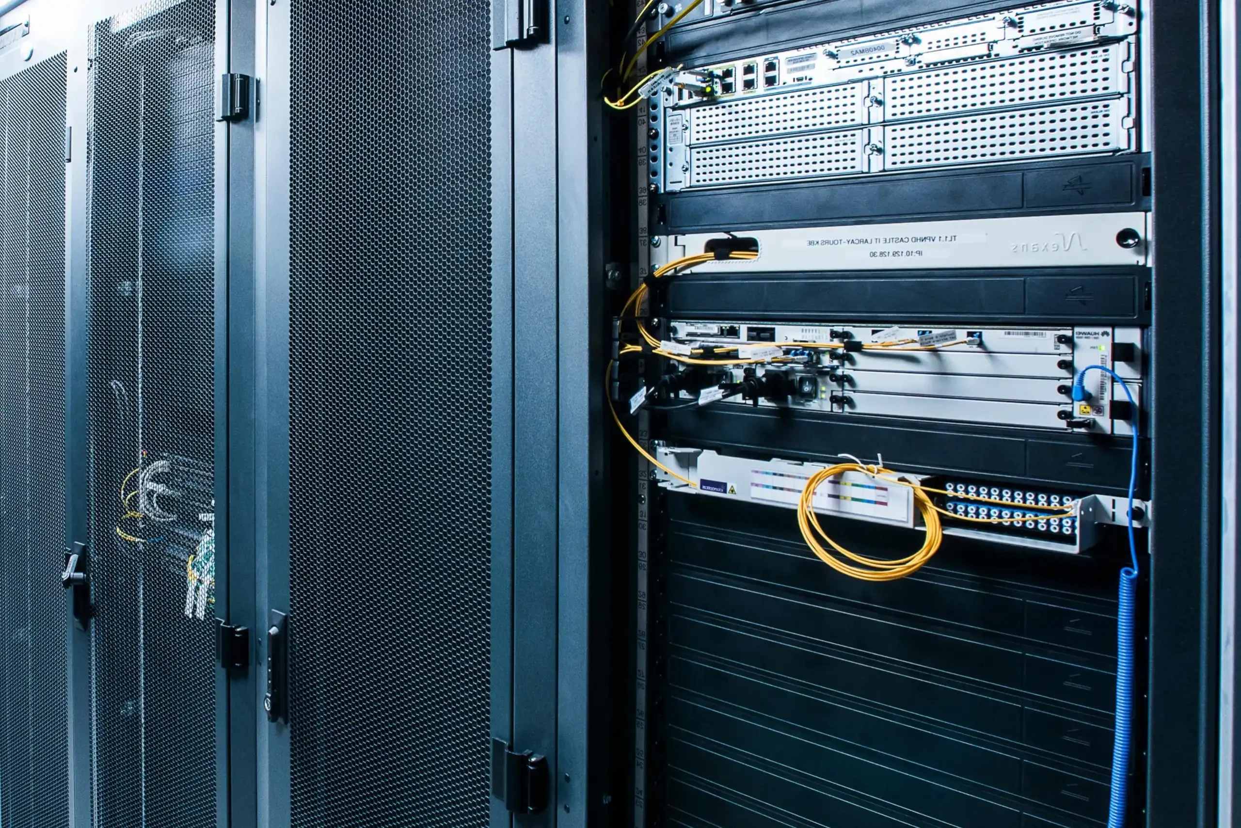 Какие соображения по компоновке шасси следует учитывать при масштабировании серверной комнаты предприятия 2 scaled