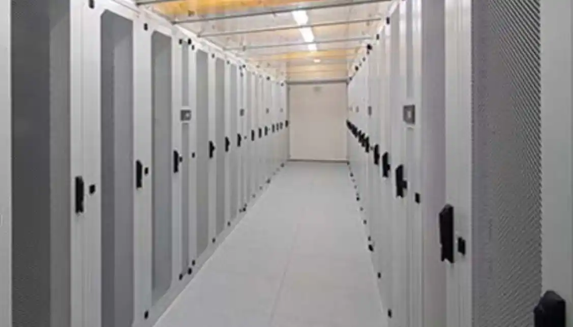 Какие особенности компоновки шасси следует учитывать при масштабировании серверной комнаты предприятия 3